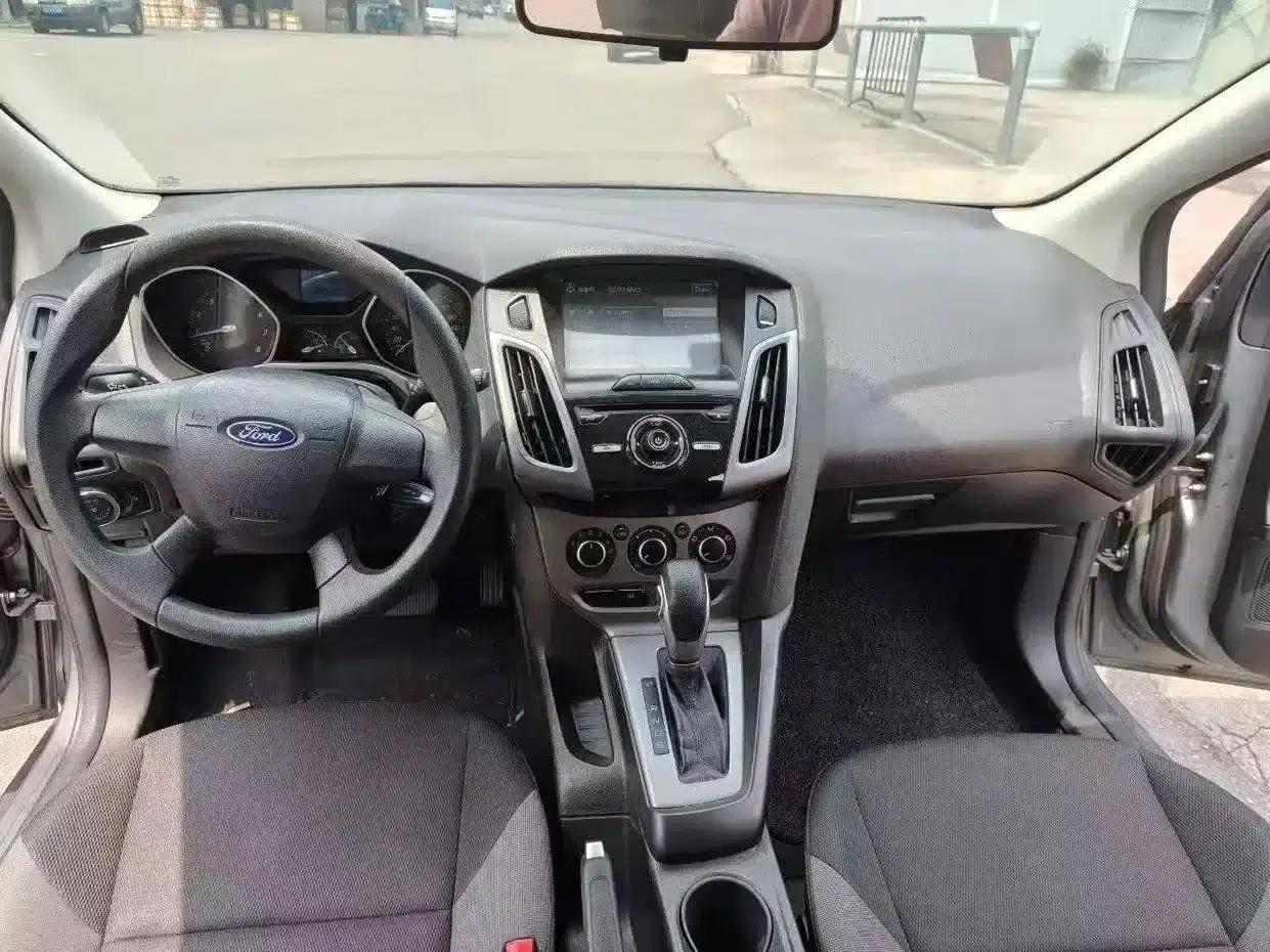 Ford Focus 2012 Hatchback 1.6L Automatic Comfort — миниатюра 3
