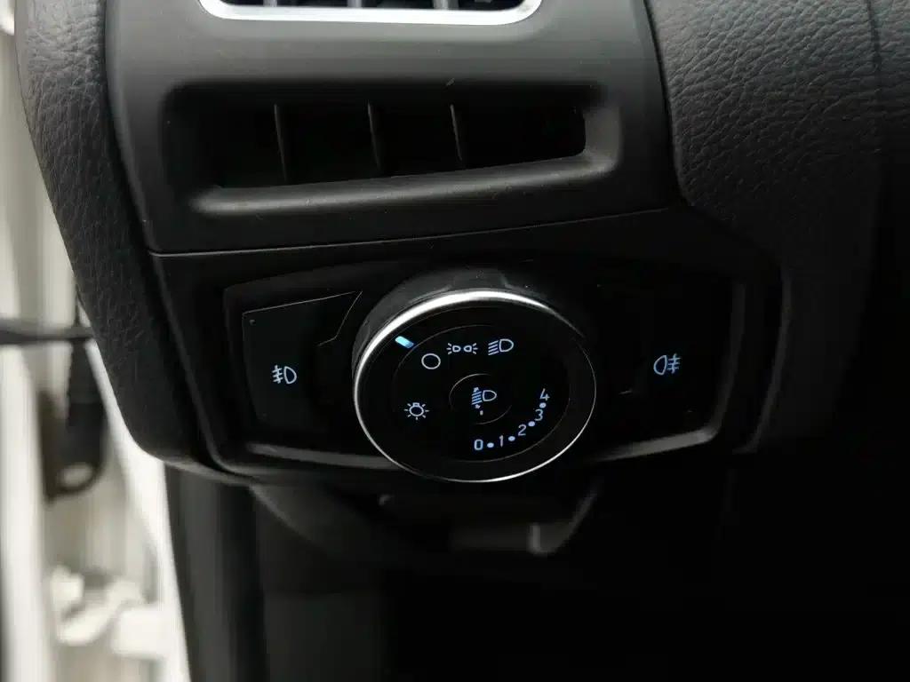 2017 Ford Focus Sedan EcoBoost 180 Automatic Elite — миниатюра 21