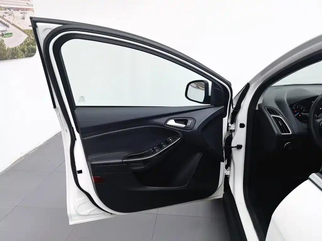 2017 Ford Focus Sedan EcoBoost 180 Automatic Elite — миниатюра 8