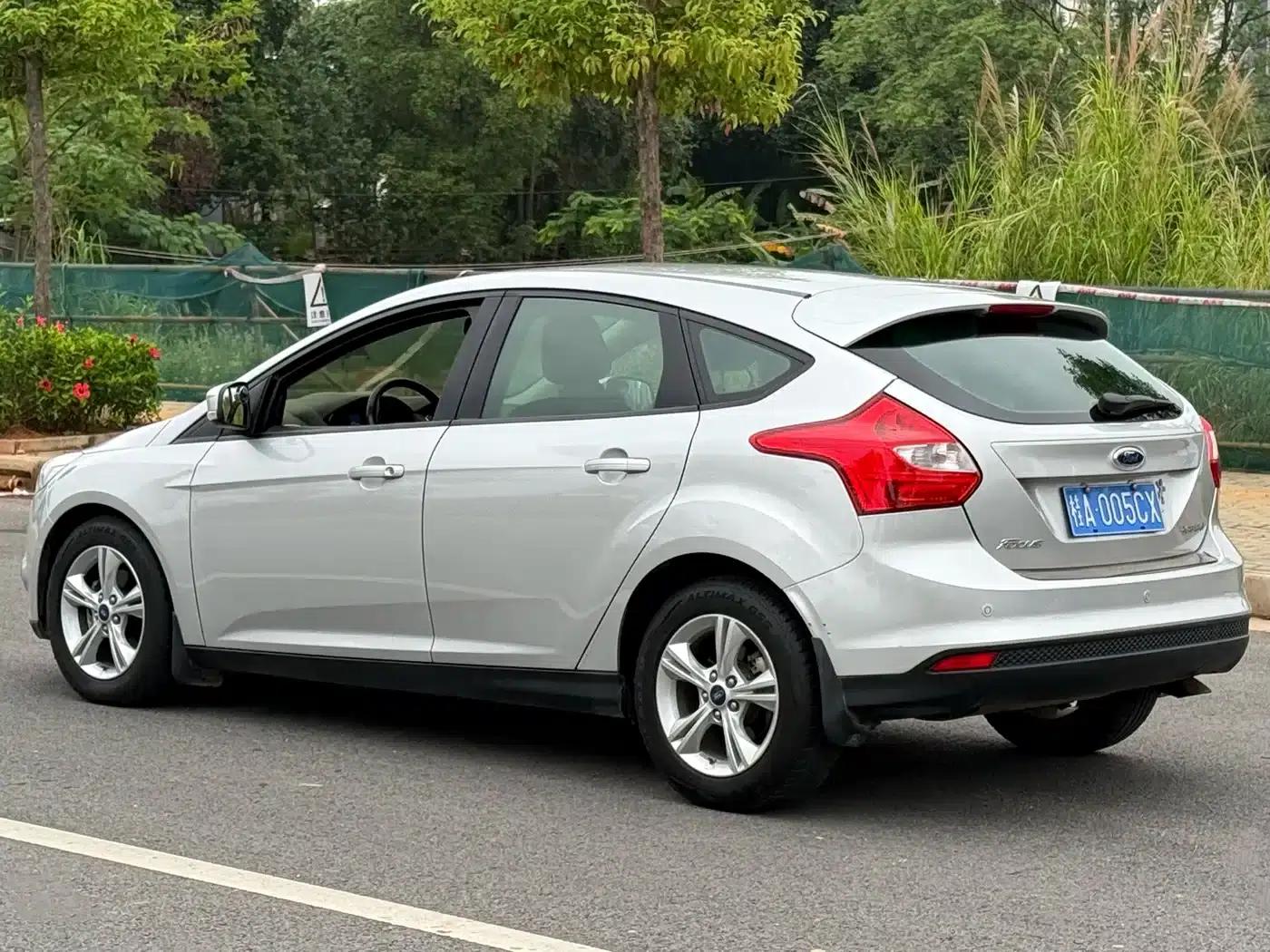Ford Focus 2012 Hatchback 1.6L Automatic Fashion Edition — миниатюра 3