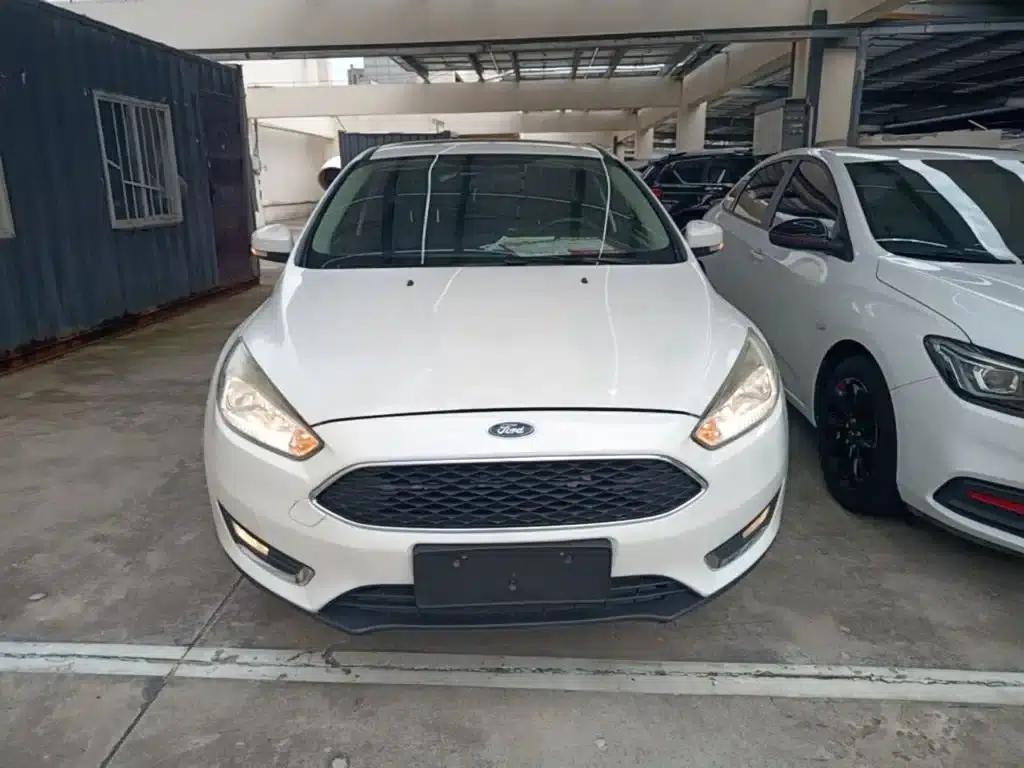 Ford Focus 2017 Hatchback 1.6L Automatic Fashion Smart Edition — миниатюра 3
