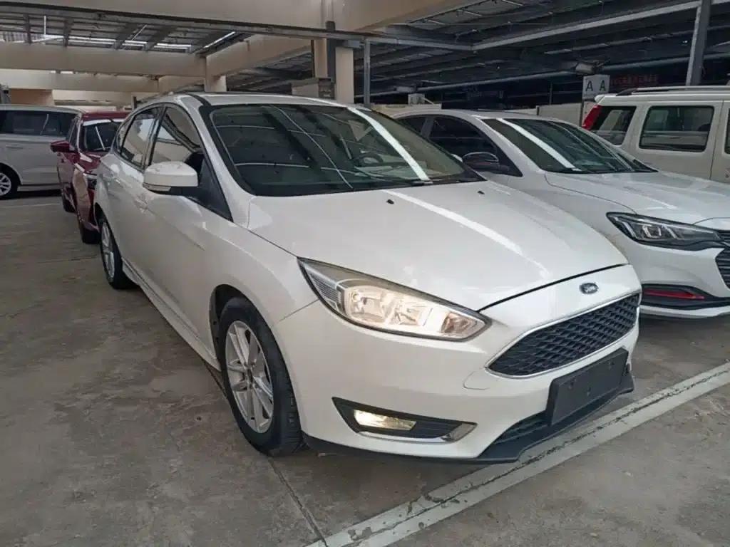Ford Focus 2017 Hatchback 1.6L Automatic Fashion Smart Edition — миниатюра 4