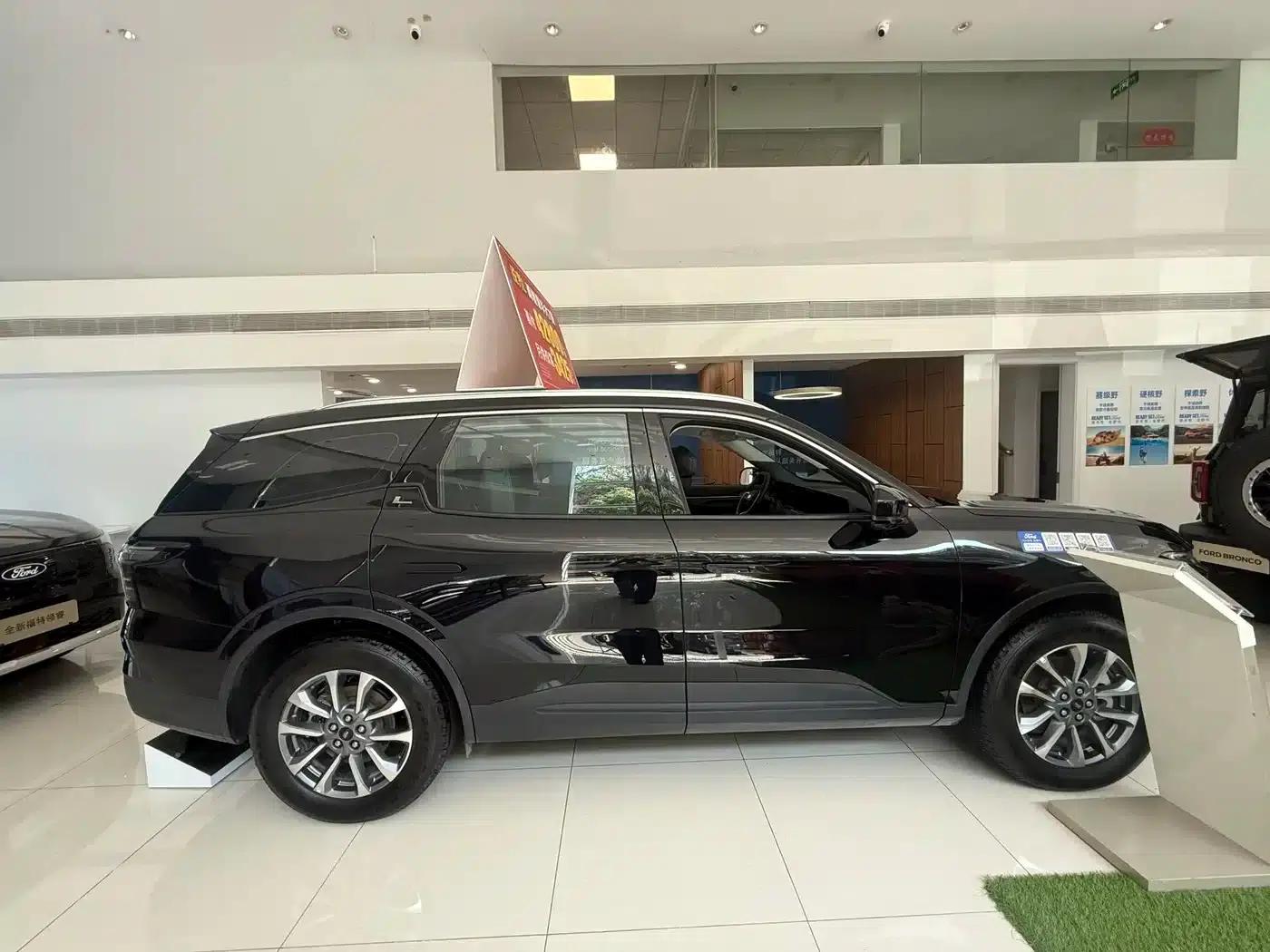 2026 Ford Edge L 2.0T EcoBoost E Hybrid 2WD 7-Seat Luxury — миниатюра 4