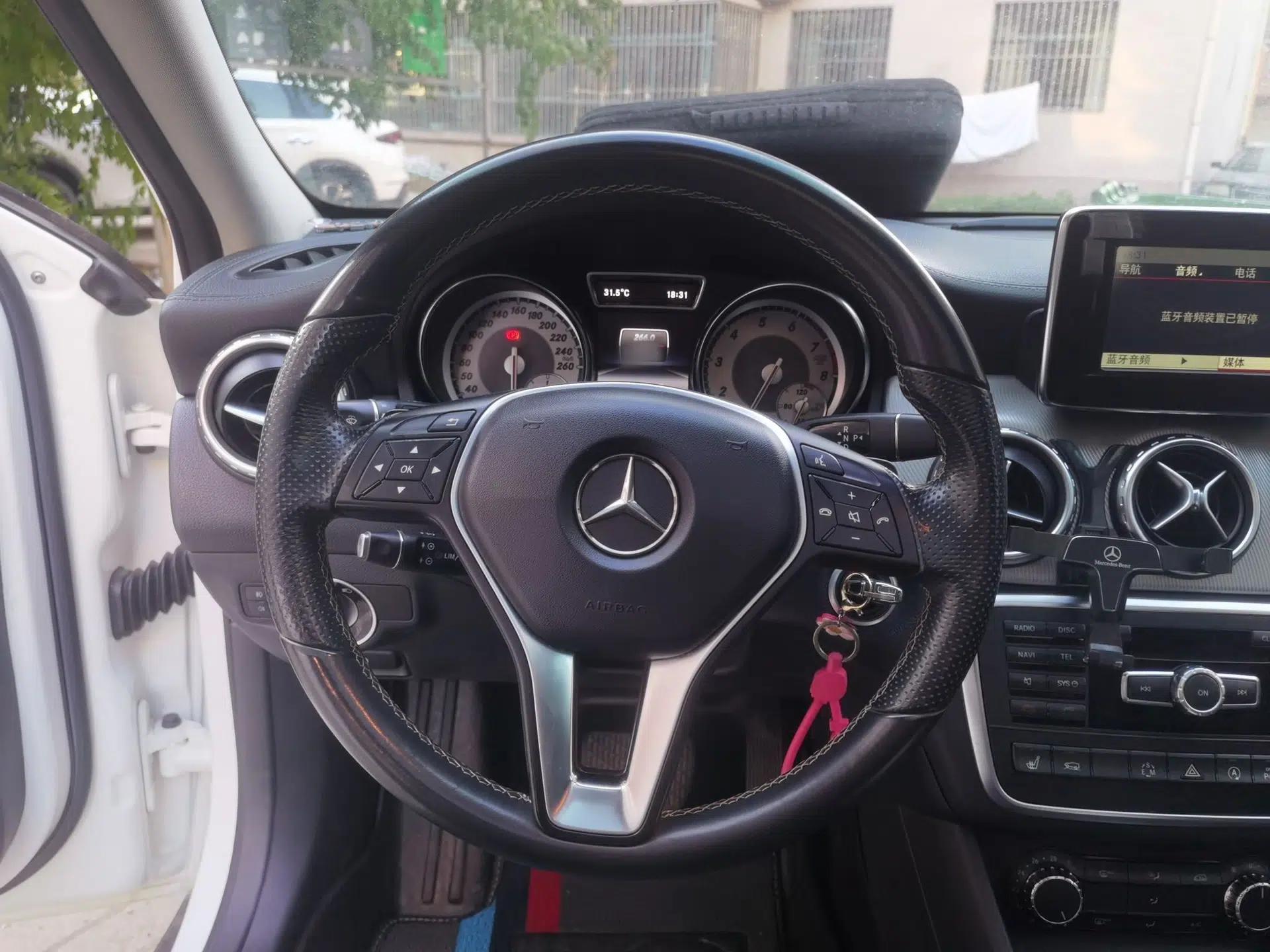 Mercedes-Benz GLA 2015 GLA 220 4MATIC Fashion Model — миниатюра 7