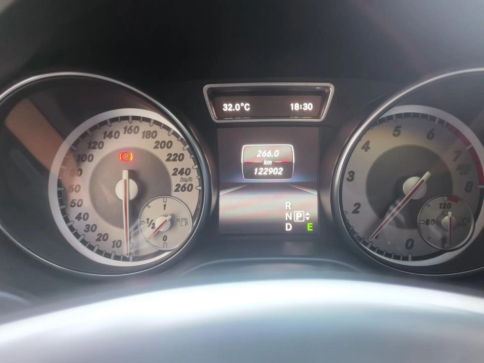 Mercedes-Benz GLA 2015 GLA 220 4MATIC Fashion Model — миниатюра 8