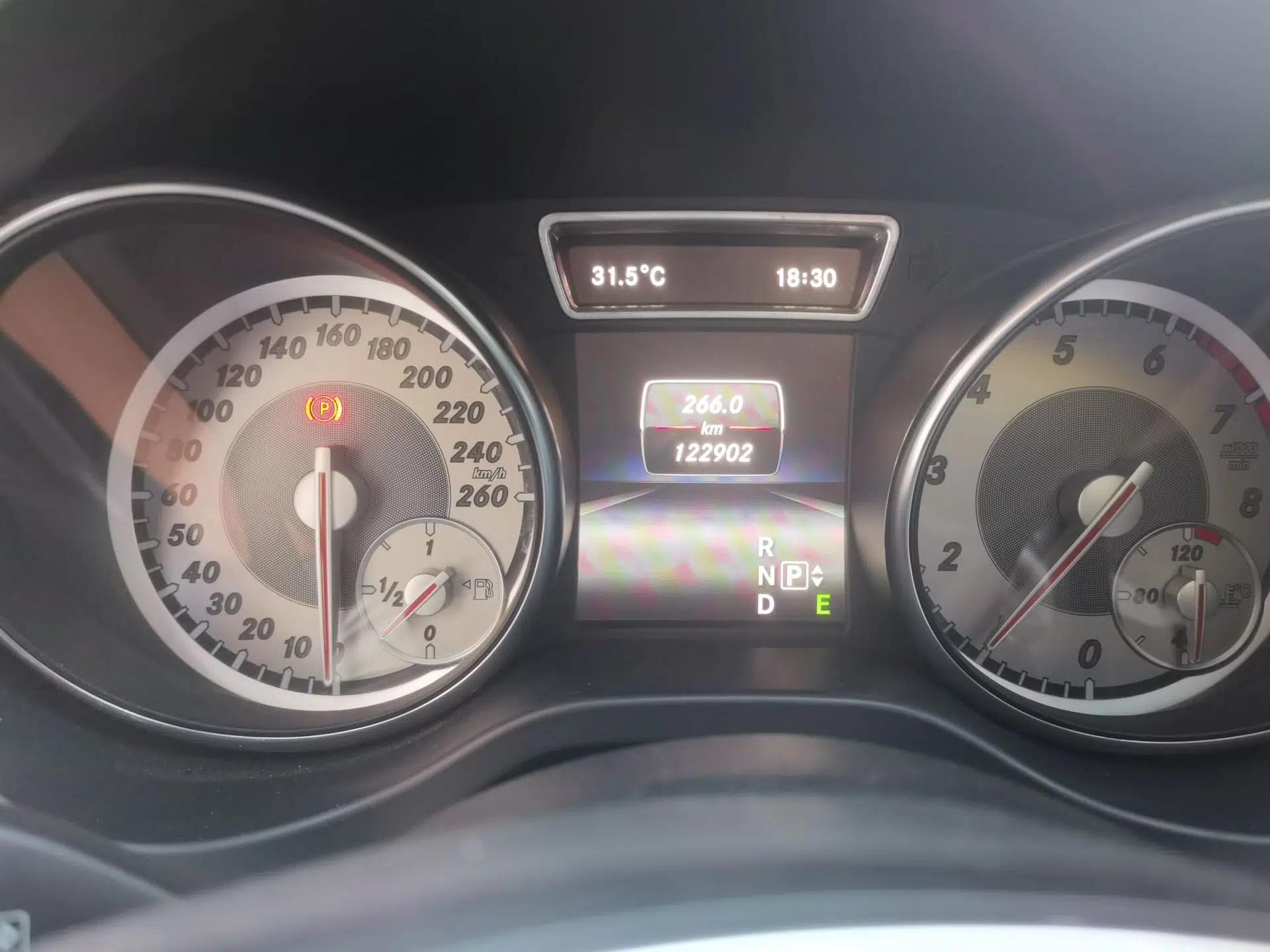Mercedes-Benz GLA 2015 GLA 220 4MATIC Fashion Model — миниатюра 9