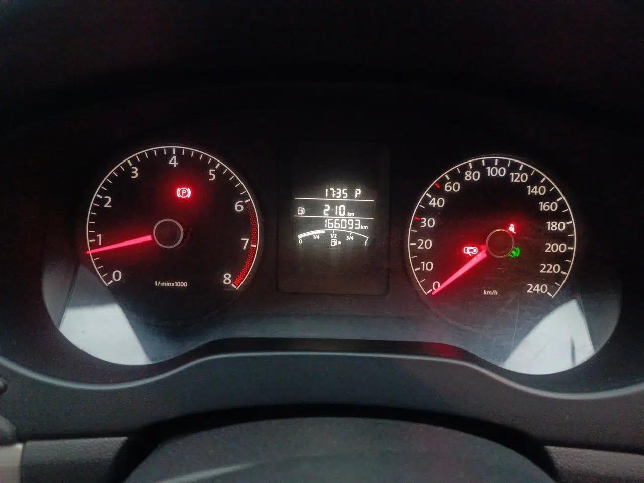 Volkswagen Sagitar 2015 1.6L Automatic Comfort Model — миниатюра 11