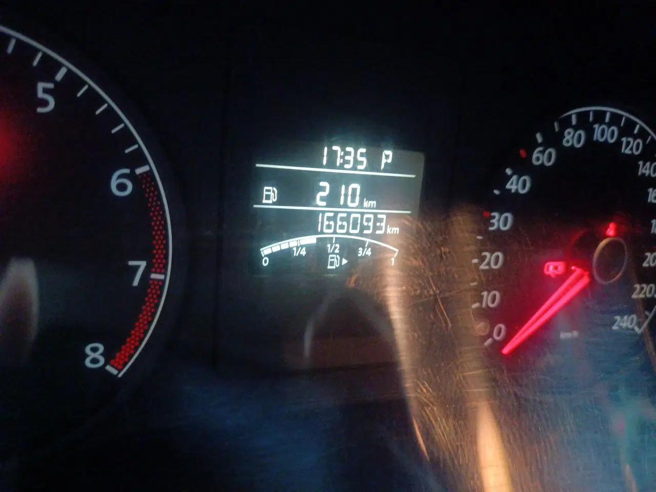 Volkswagen Sagitar 2015 1.6L Automatic Comfort Model — миниатюра 12