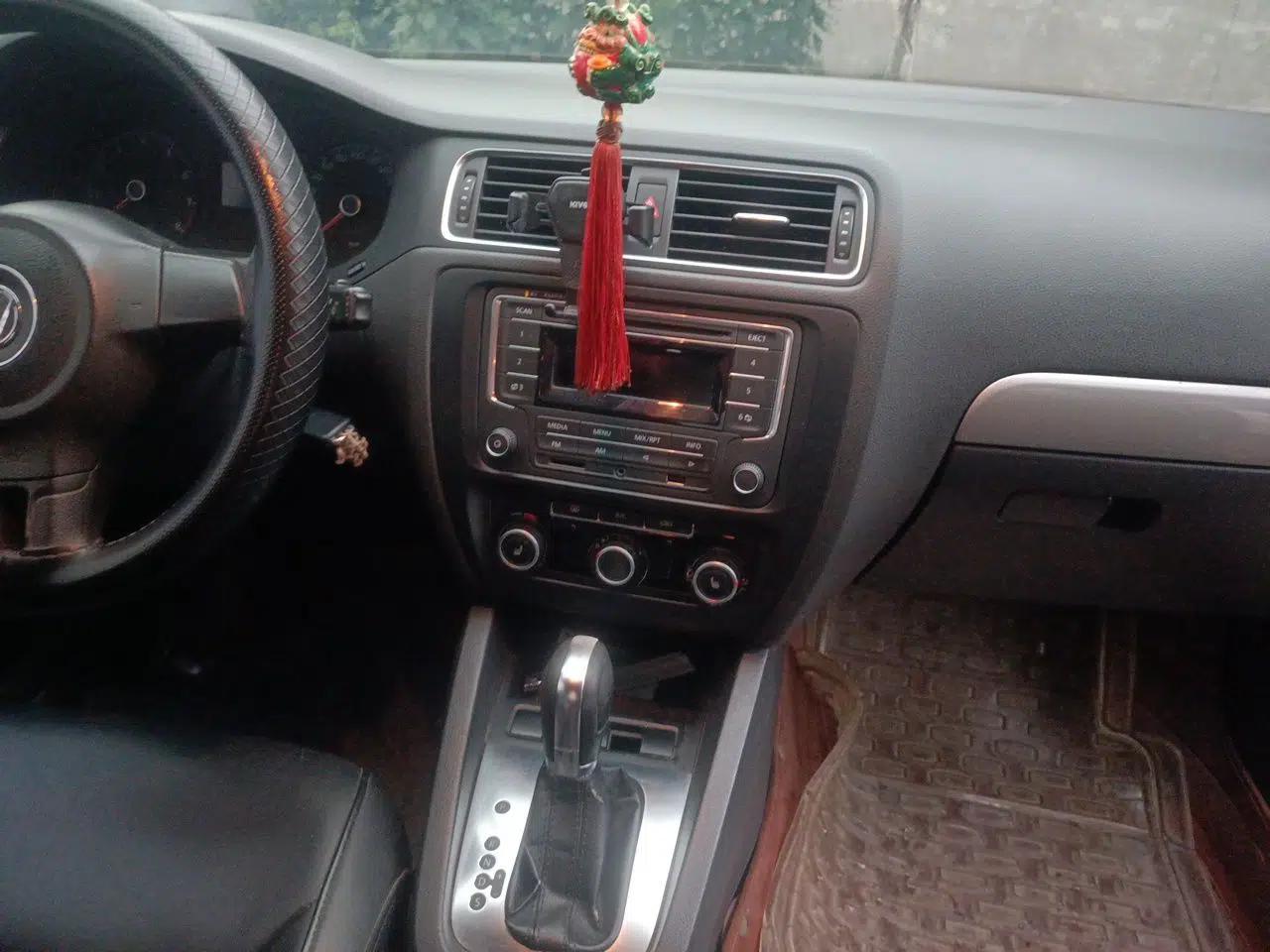 Volkswagen Sagitar 2015 1.6L Automatic Comfort Model — миниатюра 13