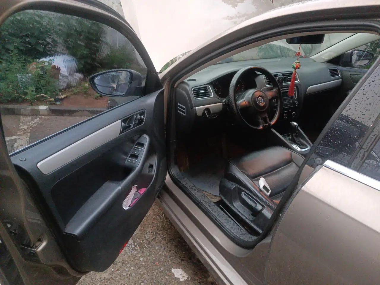 Volkswagen Sagitar 2015 1.6L Automatic Comfort Model — миниатюра 16
