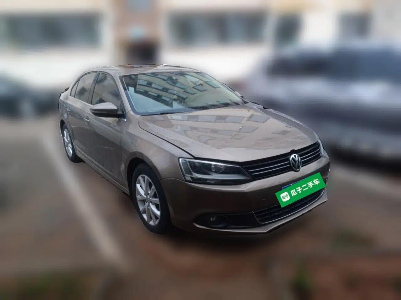 Volkswagen Sagitar 2015 1.6L Automatic Comfort Model — миниатюра 3