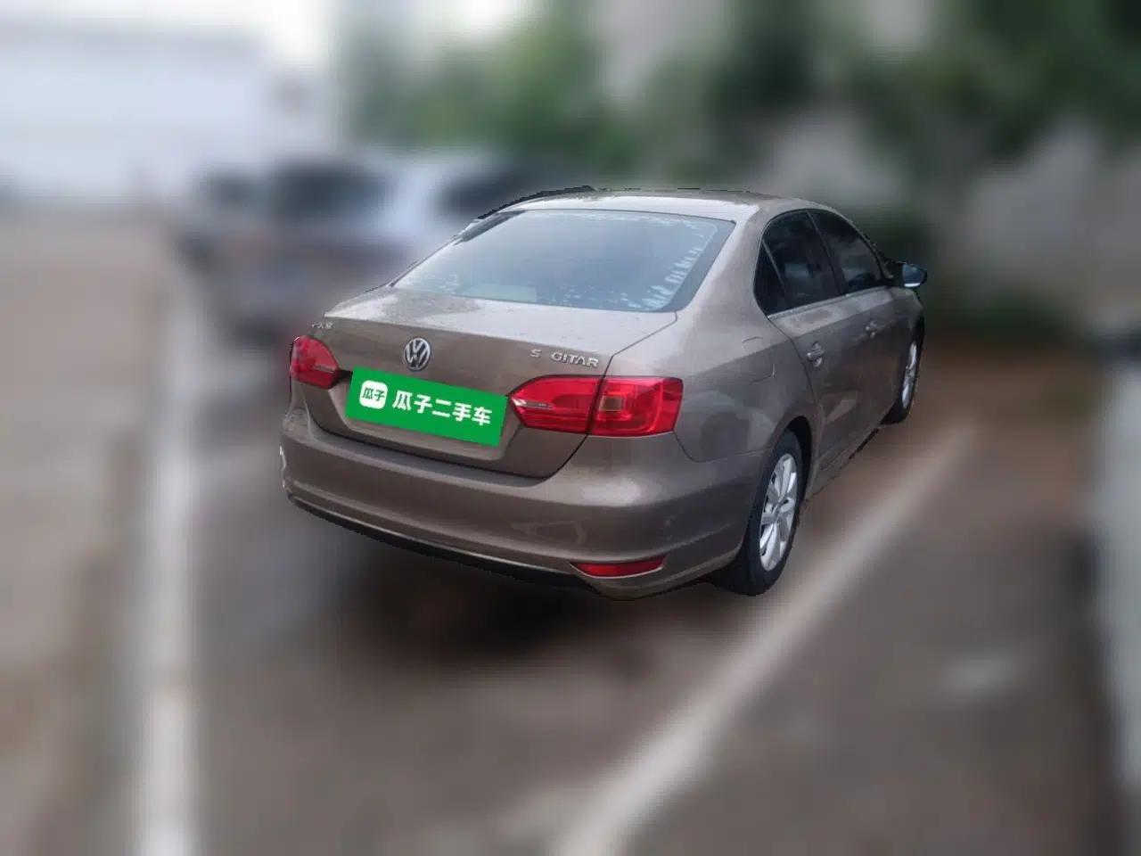 Volkswagen Sagitar 2015 1.6L Automatic Comfort Model — миниатюра 6