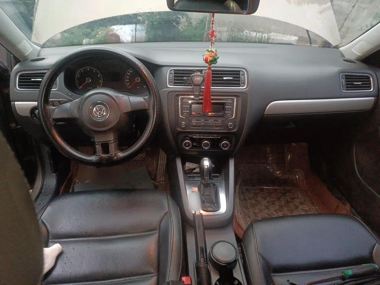 Volkswagen Sagitar 2015 1.6L Automatic Comfort Model — миниатюра 9