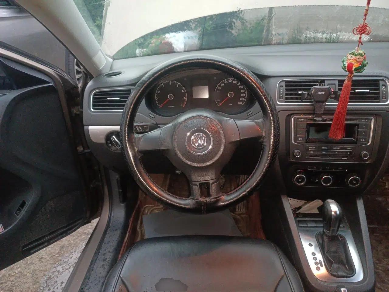 Volkswagen Sagitar 2015 1.6L Automatic Comfort Model — миниатюра 10