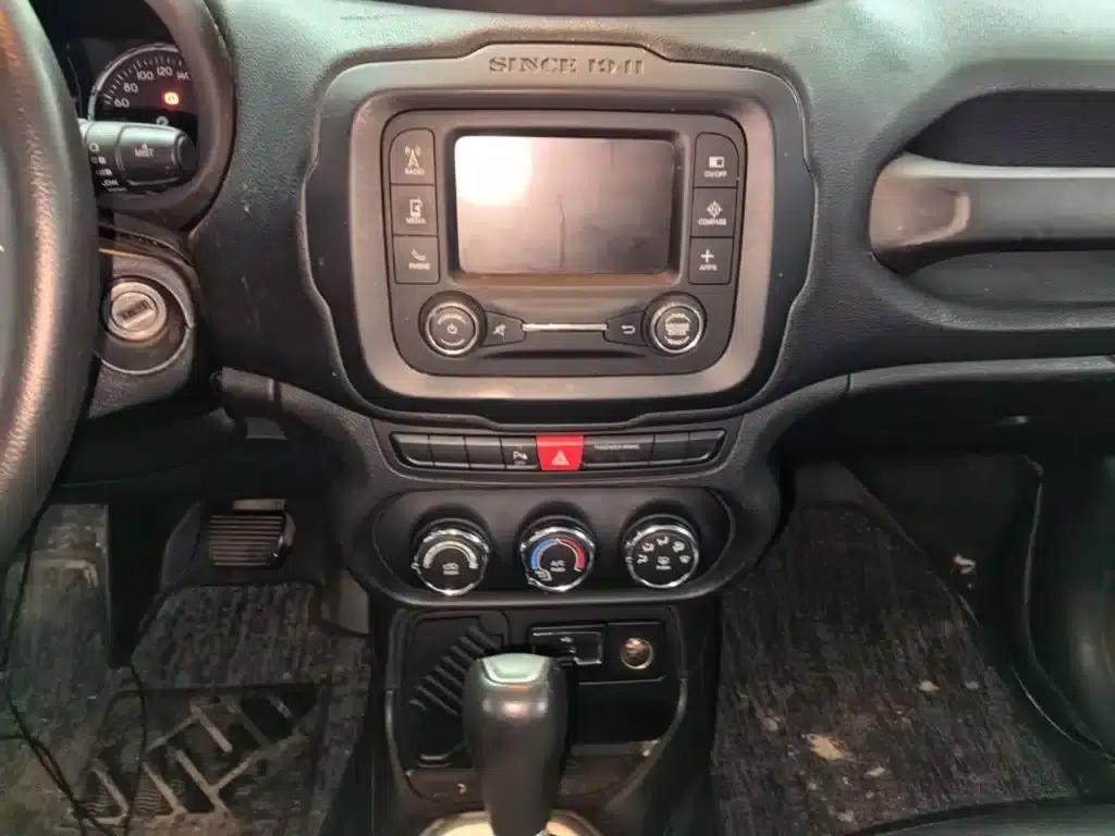 Jeep Renegade 2016 1.4T Automatic Performance Edition — миниатюра 13