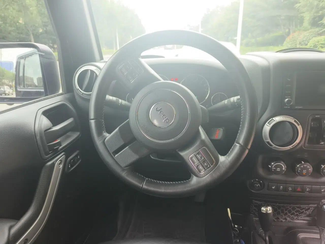 Jeep Wrangler 2015 3.0L Sahara Four-Door Comfort Edition — миниатюра 10