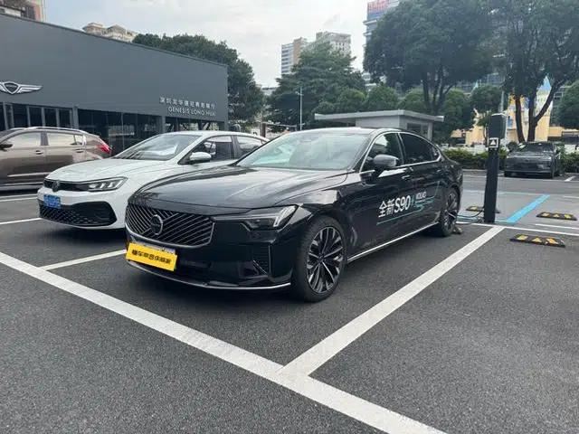 2026 Volvo S90 PHEV T8 AWD Long Range Smart Luxury Edition