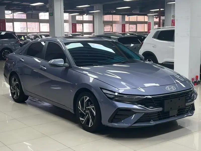 Hyundai Elantra 2023 1.5L CVT LUX Premium Edition — миниатюра 3