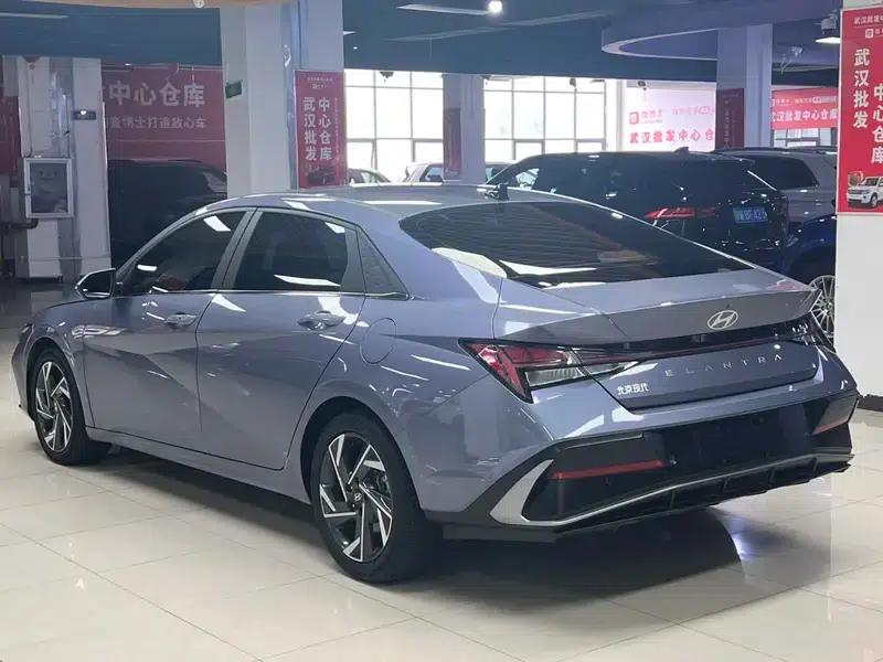 Hyundai Elantra 2023 1.5L CVT LUX Premium Edition — миниатюра 4