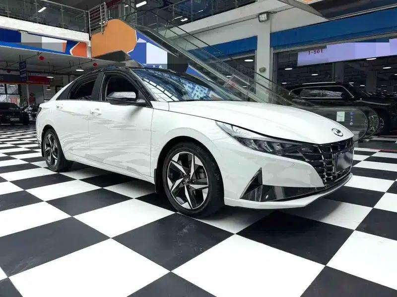 Hyundai Elantra 2022 1.5L CVT LUX Premium Edition — миниатюра 3