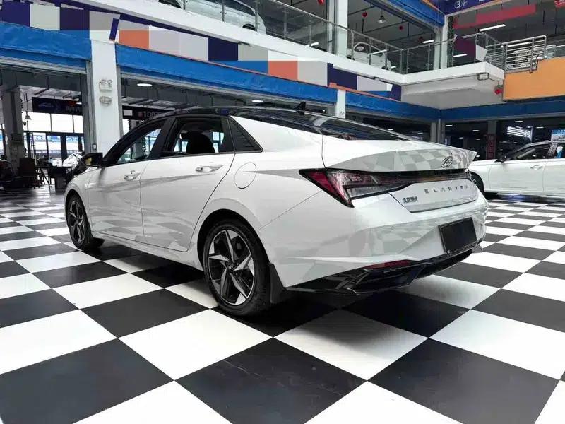 Hyundai Elantra 2022 1.5L CVT LUX Premium Edition — миниатюра 4
