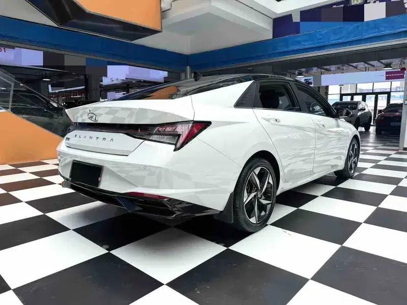 Hyundai Elantra 2022 1.5L CVT LUX Premium Edition — миниатюра 6