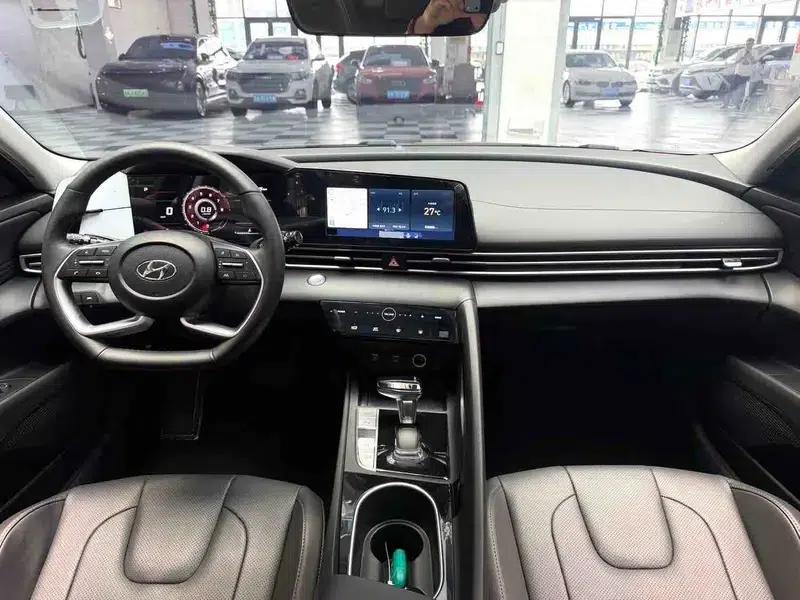Hyundai Elantra 2022 1.5L CVT LUX Premium Edition — миниатюра 10