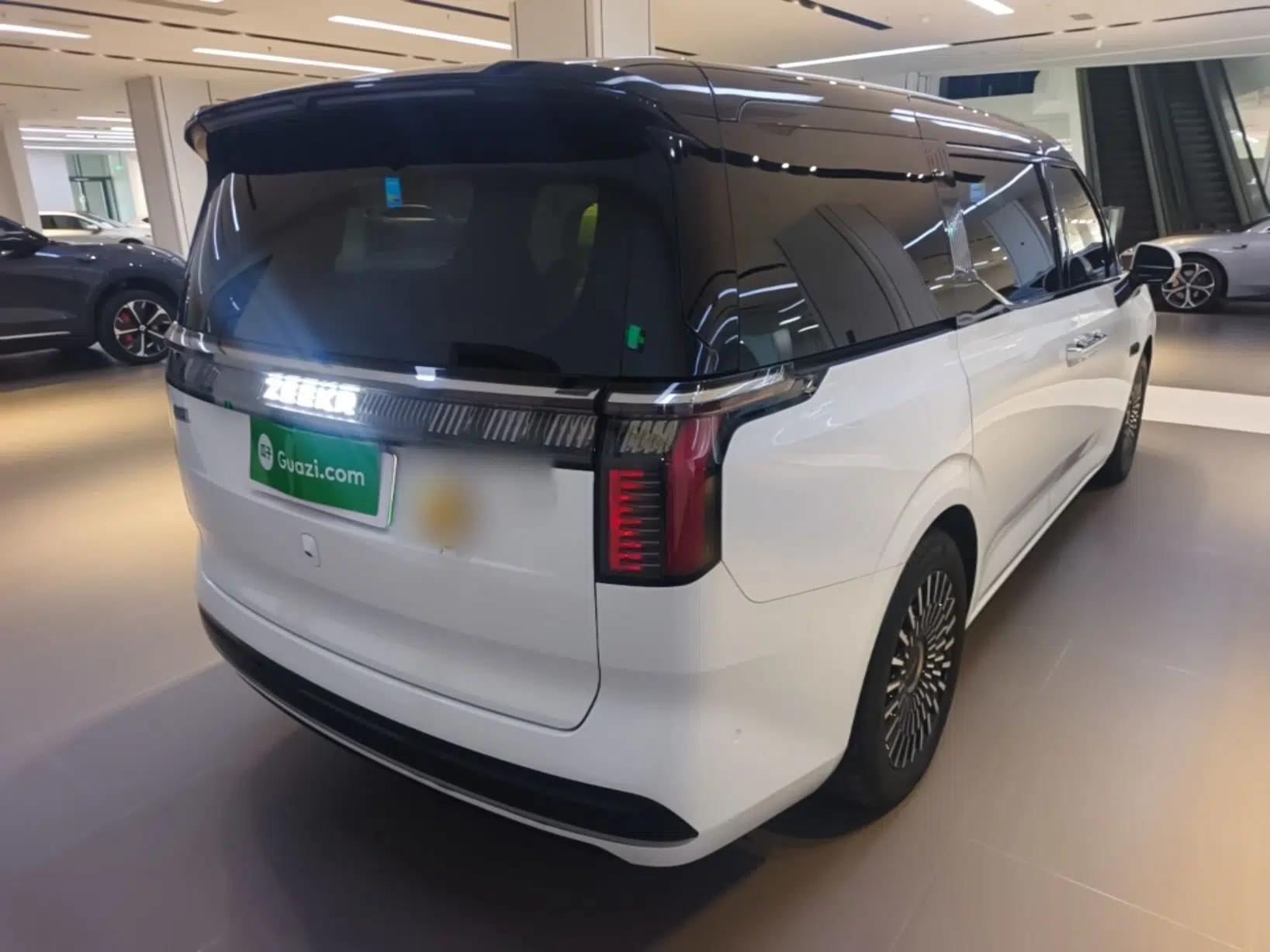 Zeekr 009 2024 7-Seater Aisle Version 108 kWh — миниатюра 4