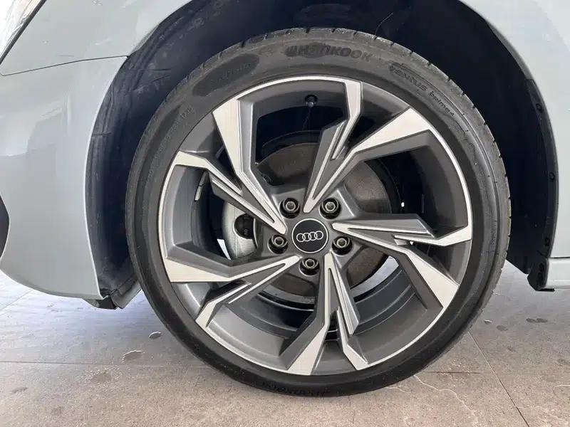 Audi A3 2025 Sportback 35 TFSI Flying Spur Luxury Edition + Luxury Package — миниатюра 6