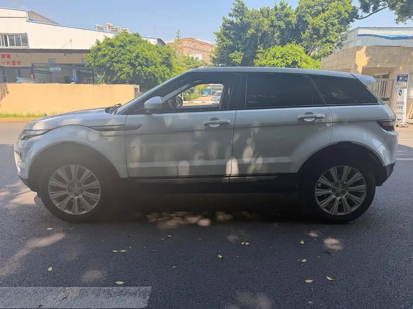 Range Rover Evoque 2015 2.0T 5-Door Smart Edition — миниатюра 5