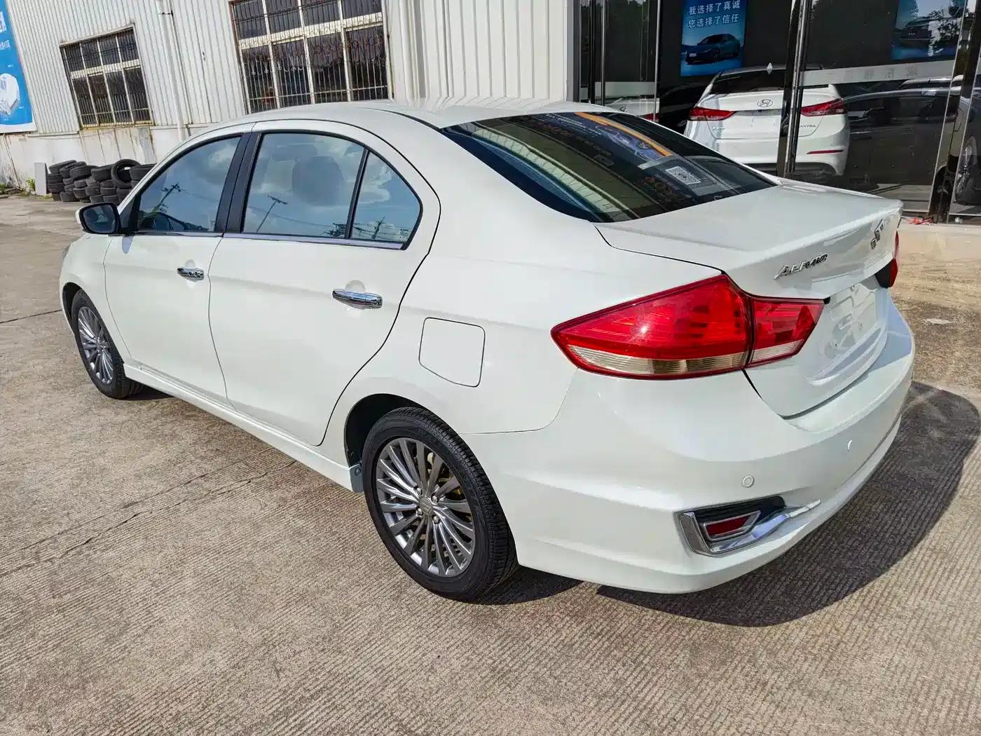 Ciaz 2015 1.6L Automatic Enjoyment Edition — миниатюра 4