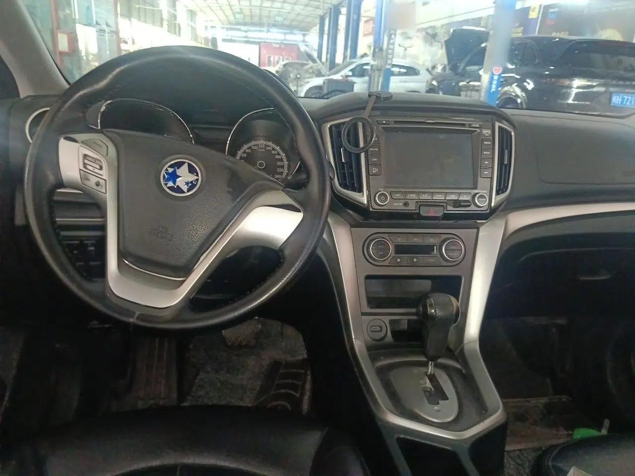 Venucia T70 2015 2.0L CVT Smart Edition — миниатюра 9