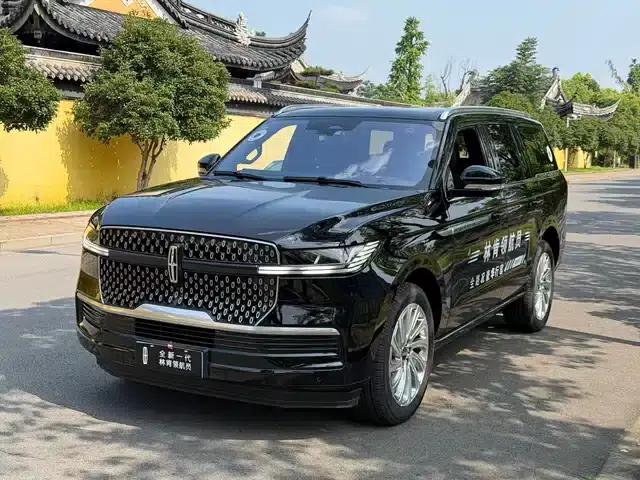 Navigator 2025 3.5T Executive Edition