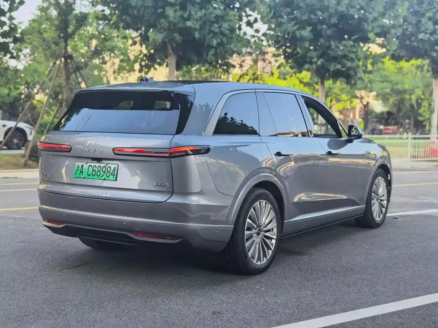 2025 Chevrolet L90 Ultra 6-seater — миниатюра 3