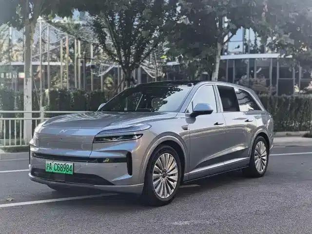 2025 Chevrolet L90 Ultra 6-seater
