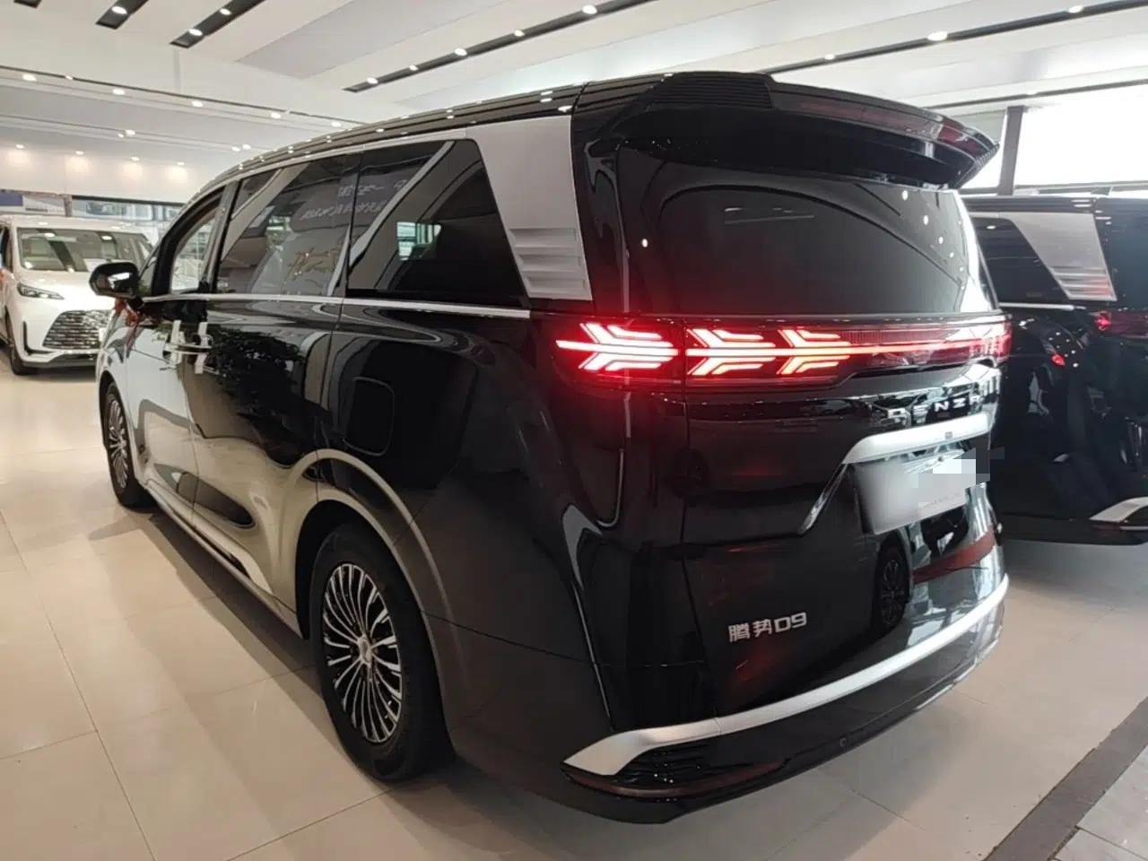 Denza D9 2024 DM-i 1050 Luxury Model — миниатюра 4