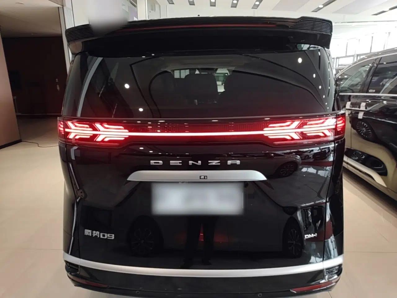 Denza D9 2024 DM-i 1050 Luxury Model — миниатюра 5