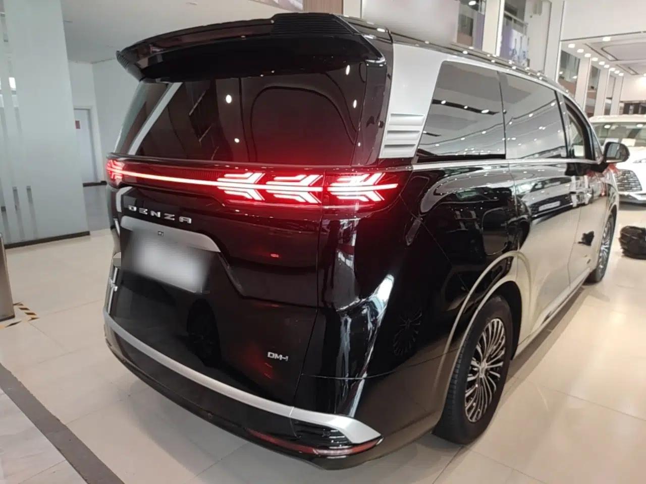 Denza D9 2024 DM-i 1050 Luxury Model — миниатюра 6