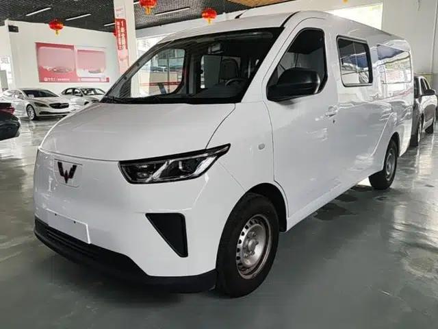 Wuling Yangguang 2024 300KM Comfort Version Passenger Van 75kW