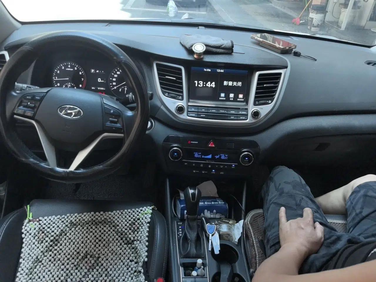 Hyundai Tucson 2015 1.6T Dual-Clutch Two-Wheel-Drive Smart Model — миниатюра 18
