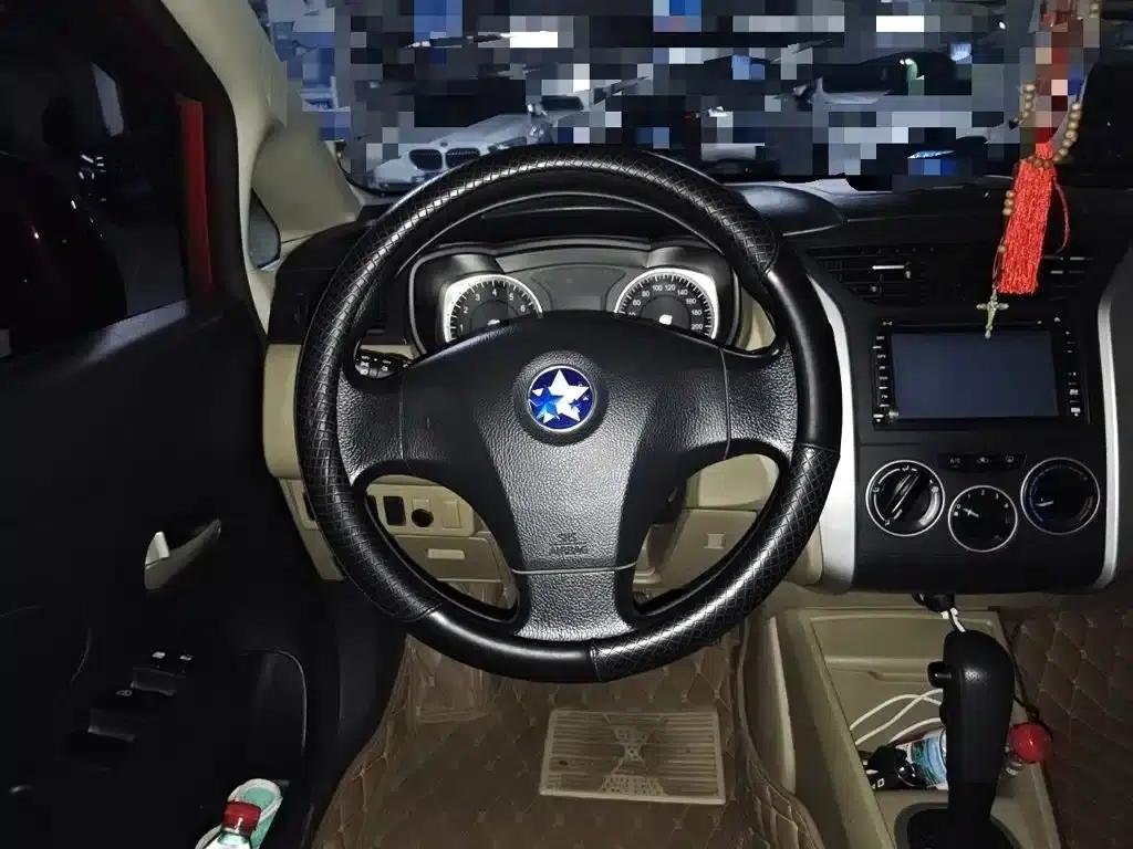 Venucia R50 2013 1.6L Automatic Fashion Edition — миниатюра 3