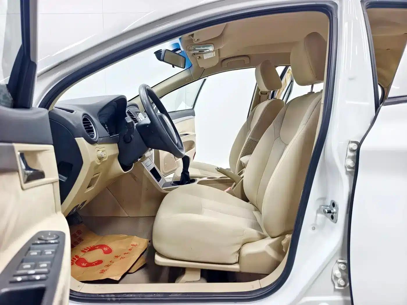 Roewe 350 2014 1.5L Manual Speed Edition — миниатюра 10
