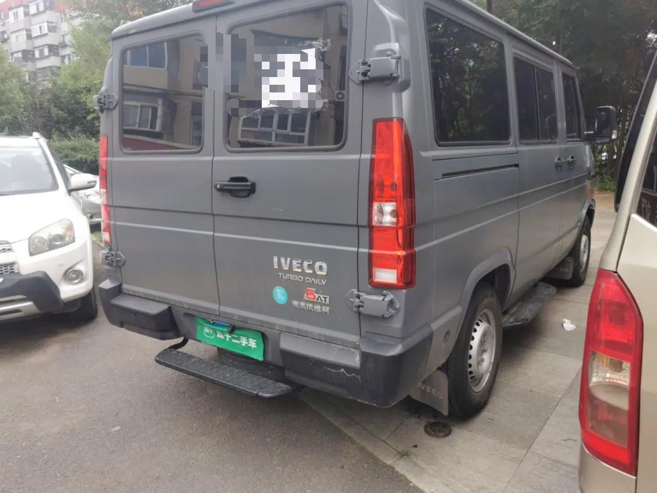 Iveco Daily 2023 2.5T A35M1 Multi-Purpose Passenger Vehicle Short Wheelbase Low Roof Single-Tire Side-Sliding Door Automatic Transmission — миниатюра 6