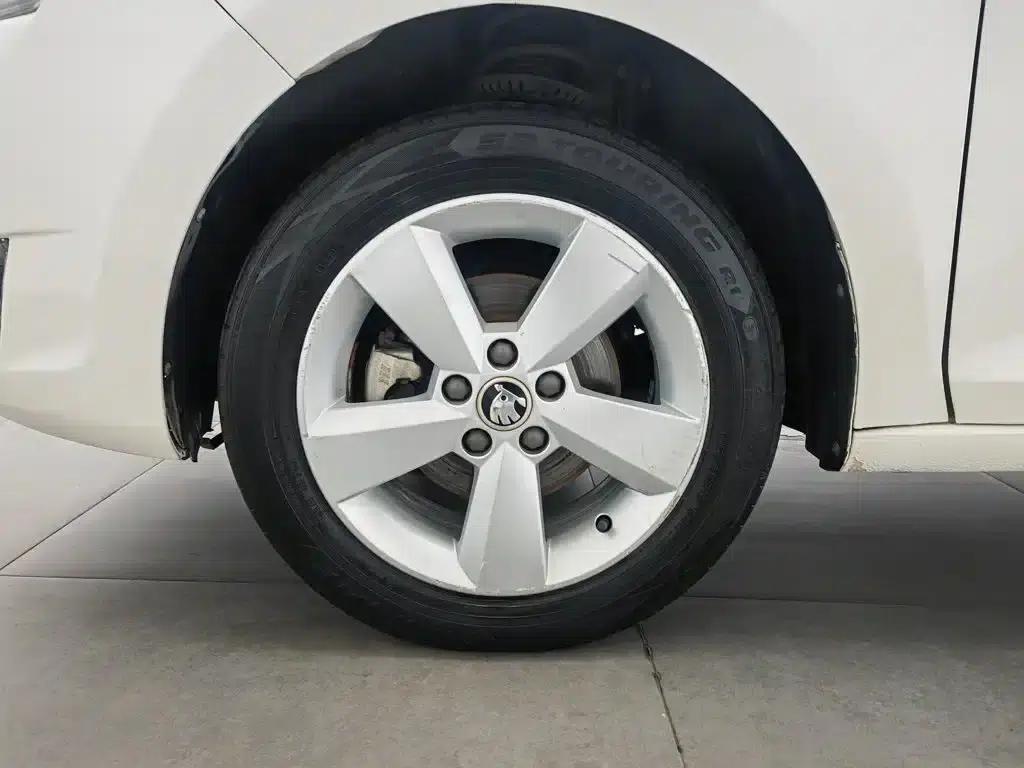 Rapid 2015 1.6L Manual Smart Selection Model — миниатюра 17