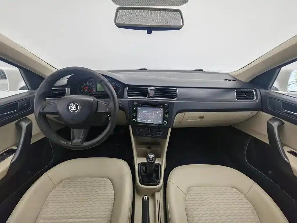 Rapid 2015 1.6L Manual Smart Selection Model — миниатюра 5