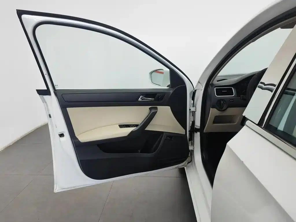 Rapid 2015 1.6L Manual Smart Selection Model — миниатюра 8