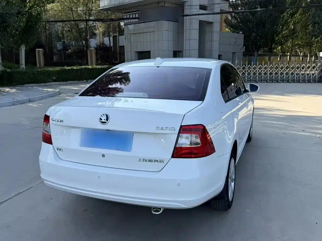 Rapid 2016 1.6L Manual Comfort Edition — миниатюра 6