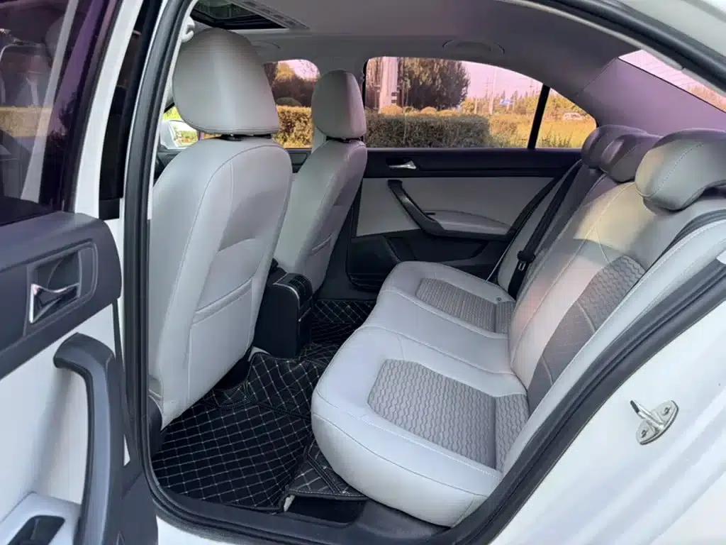 Rapid 2016 1.6L Manual Comfort Edition — миниатюра 8