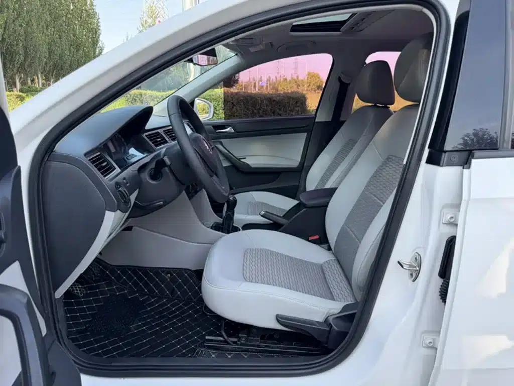 Rapid 2016 1.6L Manual Comfort Edition — миниатюра 9