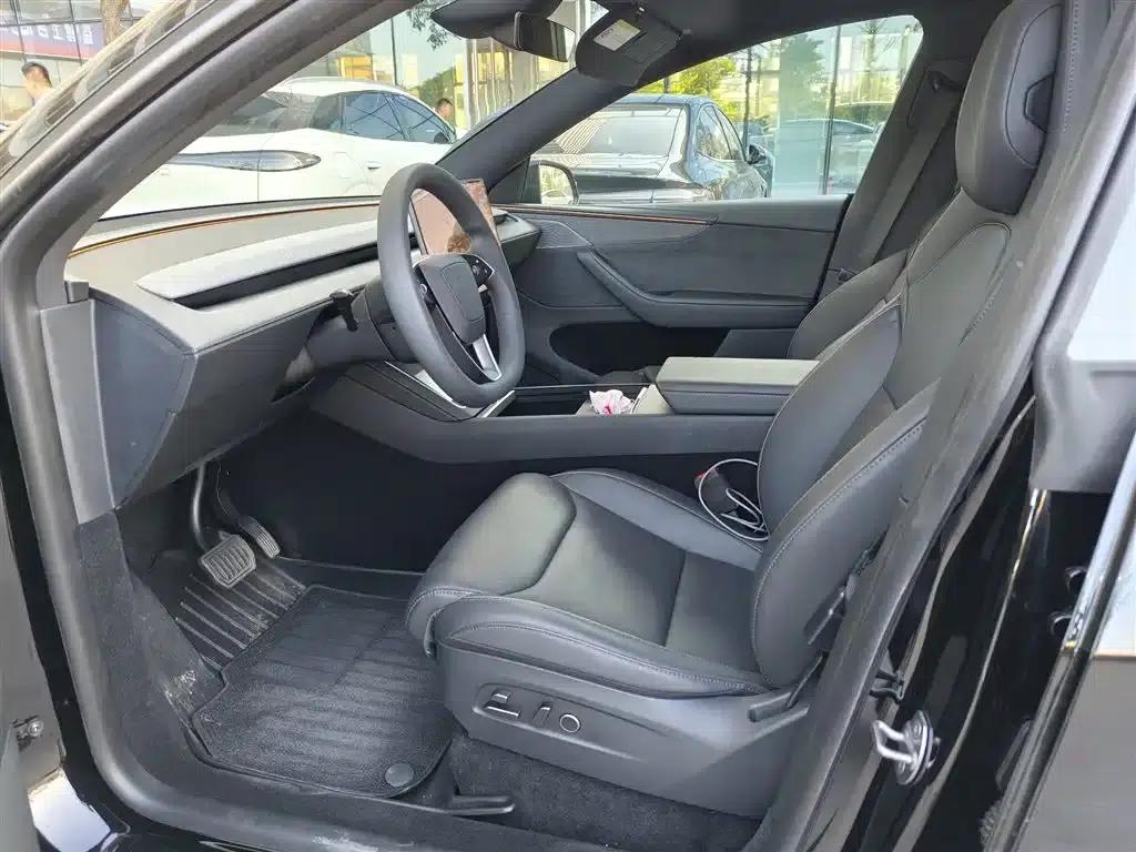 Model Y L 2025 Long Range All-Wheel Drive — миниатюра 4